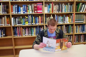 A students in the media center looking at magazines with Photoshopped celebrities and models. Photo by : Noemy Almendarez